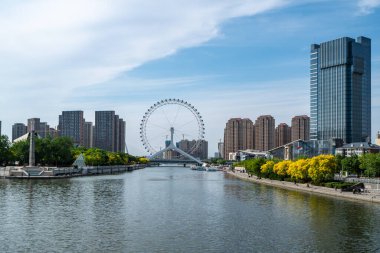 Tianjin 'deki Haihe Nehri boyunca modern mimarinin sokak görüntüsü