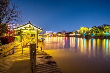 Hangzhou Gongchen Köprüsü 'nün antik kanalı gece görüşü