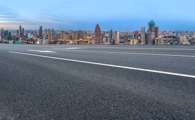 Yol ve şehir binaları