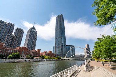 Tianjin 'deki Haihe Nehri boyunca modern mimarinin sokak görüntüsü