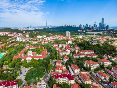 Çin Qingdao şehir mimarisi gökyüzü.