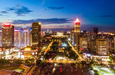 Nantong Finans Merkezi 'nin gece görüşünün hava fotoğrafları.