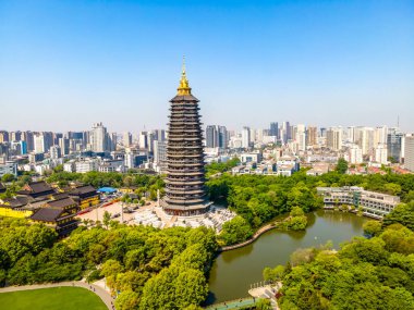 Changzhou Hongmei Parkı ve Tianning Tapınağı 'nın hava fotoğrafları.