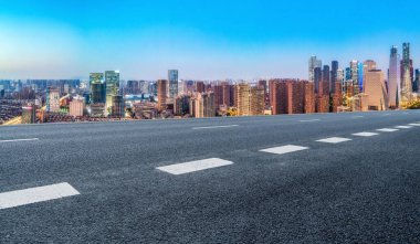 Panoramik ufuk çizgisi ve modern binalarla dolu boş asfalt yol