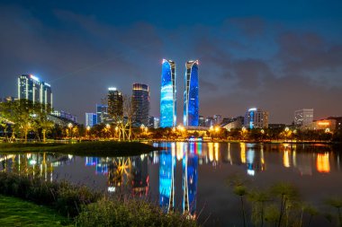 Chengdu CBD mimari gece manzarası