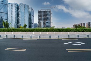 Panoramik ufuk çizgisi ve modern binalarla dolu boş asfalt yol