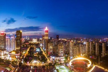 Nantong Finans Merkezi 'nin gece görüşünün hava fotoğrafları.