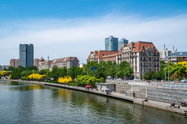 Tianjin 'deki Haihe Nehri boyunca modern mimarinin sokak görüntüsü