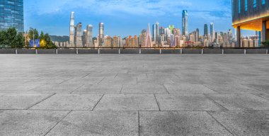 Panoramik ufuk çizgisi ve modern yapılı boş kare döşemeler
