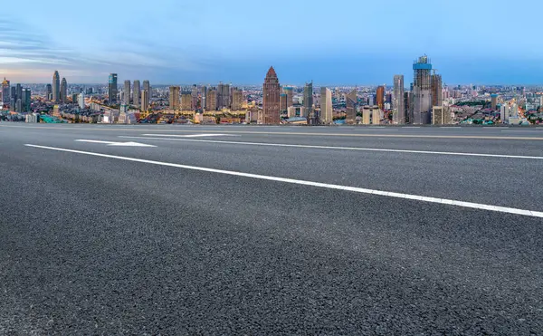 Yol ve şehir binaları