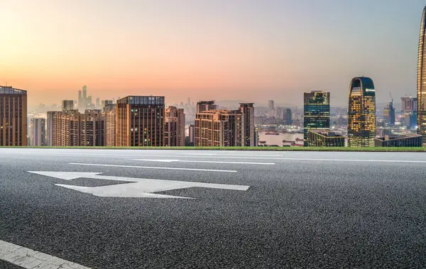 Panoramik ufuk çizgisi ve modern binalarla dolu boş asfalt yol