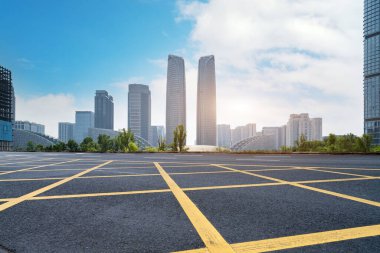 Panoramik ufuk çizgisi ve modern binalarla dolu boş asfalt yol