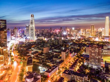 Tianjin şehir binasının gökyüzü gece görüşü