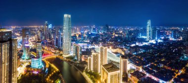 Gece Tianjin şehir manzarasının hava fotoğrafçılığı