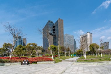 Güneydeki modern mimari ofis binası.