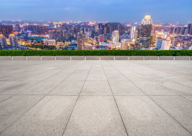 Boş tuğla zemin ve şehrin ufuk çizgisi arka planı