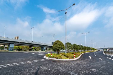 Asfalt yol ve kentsel viyadük