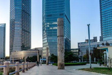 Qingdao finans merkezi gökdelen sokak manzarası