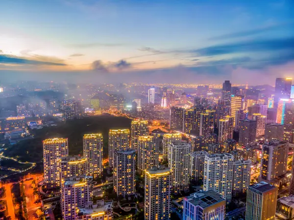 Qingdao 'nun batı kıyısındaki şehir binalarının geceleri havadan çekilmiş fotoğrafları.