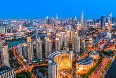 Tianjin şehir binasının gökyüzü gece görüşü