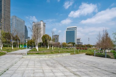 Güneydeki modern mimari ofis binası.