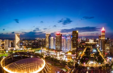 Nantong Finans Merkezi 'nin gece görüşünün hava fotoğrafları.