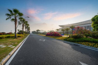 Merkez ticaret bölgesi, yollar ve gökdelenler, Xiamen, Çin.