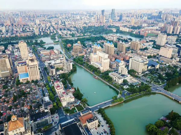 Nantong, Jiangsu şehir manzarasının hava fotoğrafçılığı.