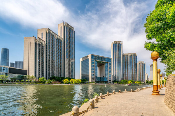 Вид на современную архитектуру вдоль реки Хайхэ в Тяньцзине