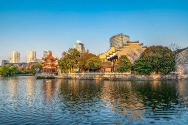 Ningbo Yuehu Parkı 'nın klasik mimari bahçe manzarası