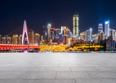 Şehir manzarası ve şehir merkezinin ufuk çizgisi Chongqing suyunun yanında.