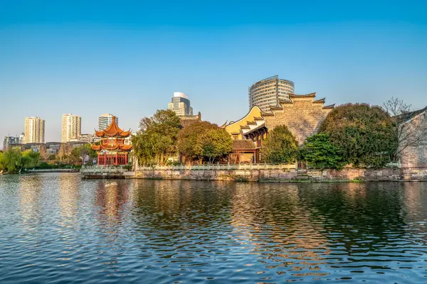 Ningbo Yuehu Parkı 'nın klasik mimari bahçe manzarası