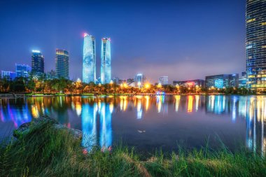 Chengdu Finans Merkezi 'nin mimari gece manzarası, 