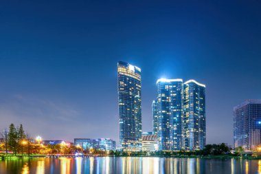 Chengdu Finans Merkezi 'nin mimari gece manzarası, 