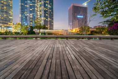Panoramik ufuk çizgisi ve modern yapılı boş kare döşemeler