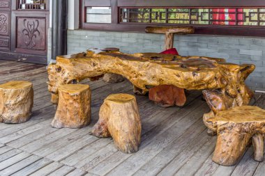 Tahta masa ve çay içmek için sandalyeler.