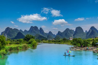 Guilin, Guangxi 'deki yeşil dağlar ve yeşil sular.