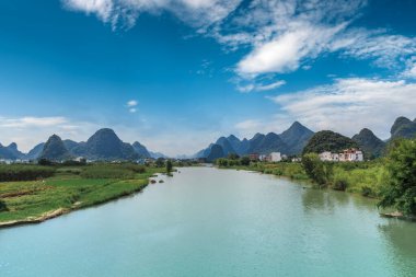 Guilin, Guangxi 'deki yeşil dağlar ve yeşil sular.