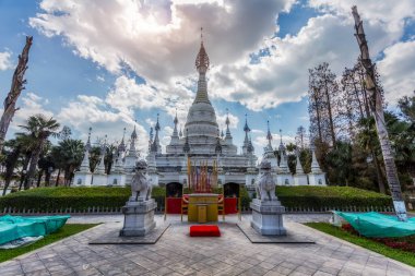 Güneydoğu Asya 'da Budist Beyaz Pagoda sokak manzarası