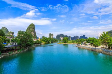 Guilin, Guangxi 'deki yeşil dağlar ve yeşil sular.