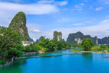 Guilin, Guangxi 'deki yeşil dağlar ve yeşil sular.