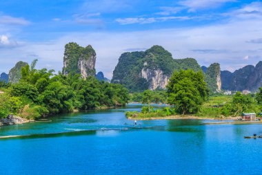 Guilin, Guangxi 'deki yeşil dağlar ve yeşil sular.