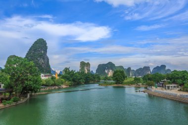 Guilin, Guangxi 'deki yeşil dağlar ve yeşil sular.