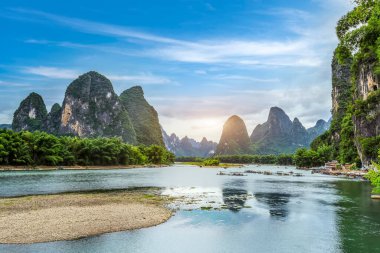 Guilin, Guangxi 'deki yeşil dağlar ve yeşil sular.