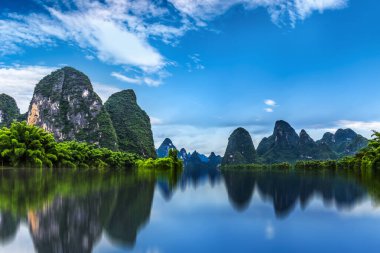Guilin, Guangxi 'deki yeşil dağlar ve yeşil sular.