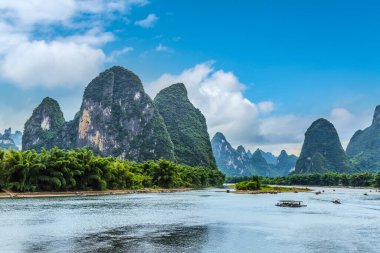 Guilin, Guangxi 'deki yeşil dağlar ve yeşil sular.