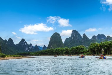 Guilin, Guangxi 'deki yeşil dağlar ve yeşil sular.