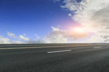 Boş otoyol asfalt yolu ve güzel gökyüzü günbatımı manzarası