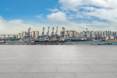 Döşeme döşeme gözlem güvertesi ve şehir manzarası
