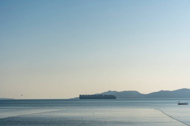 Açık deniz manzarası ve yolcu gemisi